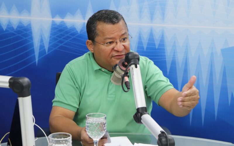 Nilvan Ferreira retorna ao comando do programa Arapuan Verdade na Arapuan FM