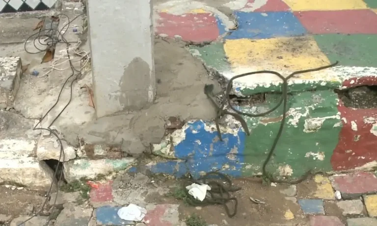 Motociclista suspeito de atropelar criança é espancado e amarrado em poste