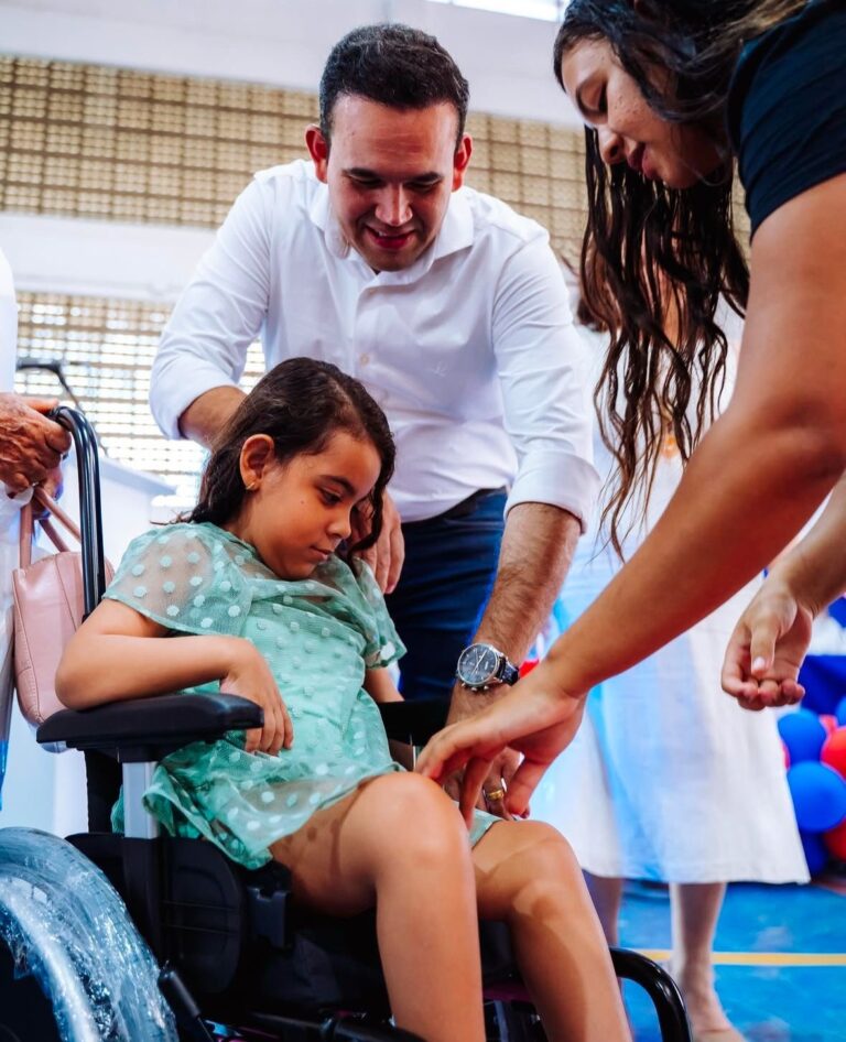 Dr Jhony Bezerra prestigia solenidade de entrega de cadeiras de rodas para pessoas com deficiência