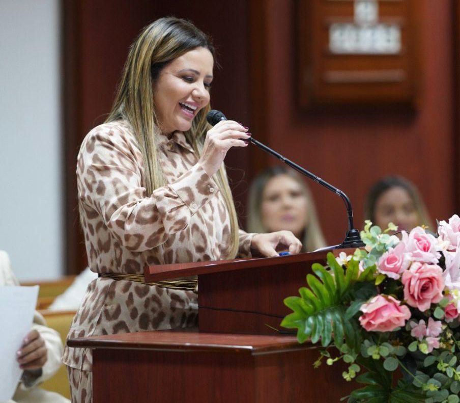 Prefeita Tacyana Leitão anuncia pagamento do piso nacional aos professores de Bayeux