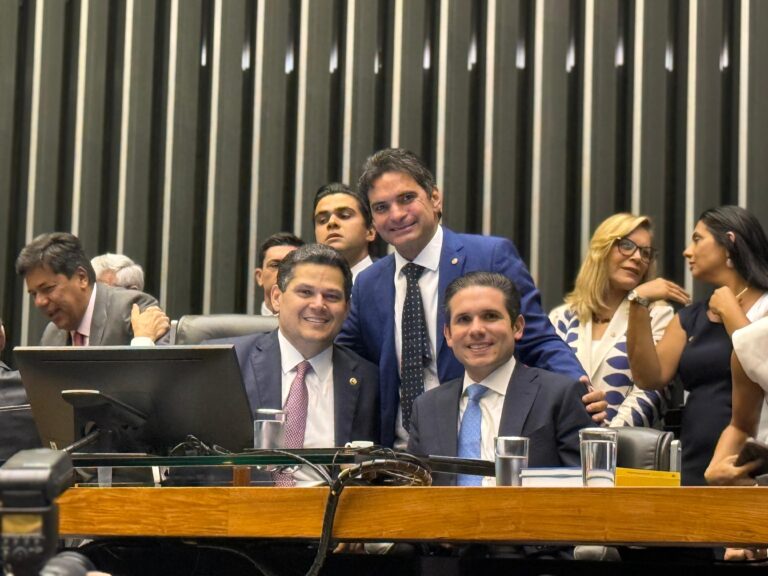 Murilo Galdino deseja sorte aos presidentes Hugo Motta e Davi Alcolumbre em Sessão de abertura do ano legistativo no Congresso Nacional