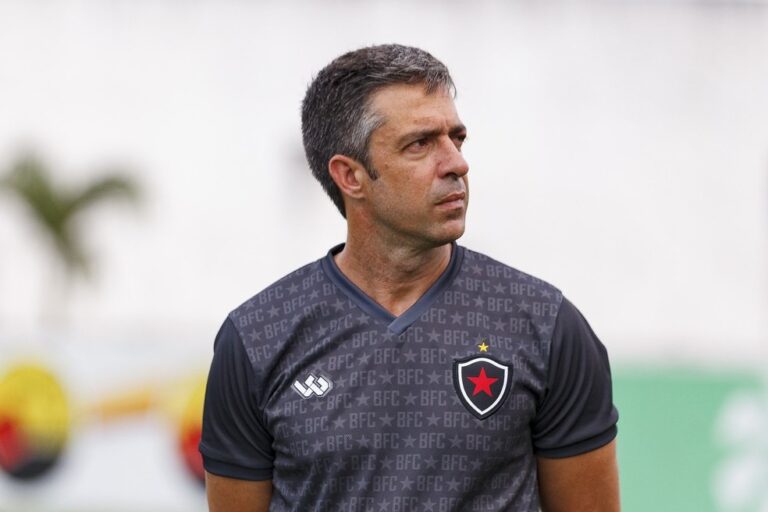 Botafogo-PB demite técnico João Burse após vice-campeonato paraibano