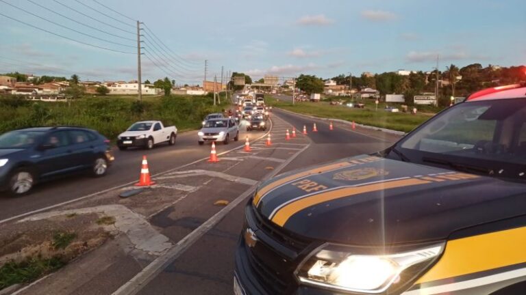 Trecho da BR-230 é interditada devido a acidente com caminhão