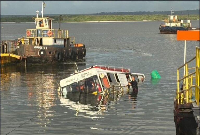 Ônibus lancha afunda na madrugada desta terça-feira (22), em Cabedelo