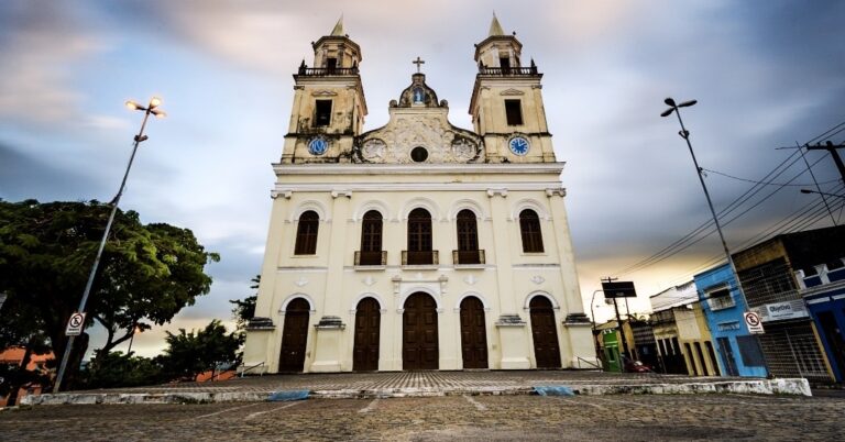 Parte da estrutura da Catedral Basílica cede em João Pessoa; ninguém ficou ferido