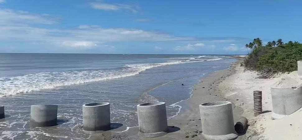 Água escura com espuma e mau cheiro na orla de Lucena intriga moradores e levanta dúvidas sobre origem do fenômeno