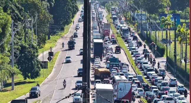 Acidente entre moto e carro deixa ferido grave e causa congestionamento na BR-230, em João Pessoa