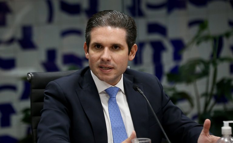 Hugo Motta critica gastos do governo e aumento do IOF: “Brasil não precisa de mais imposto”