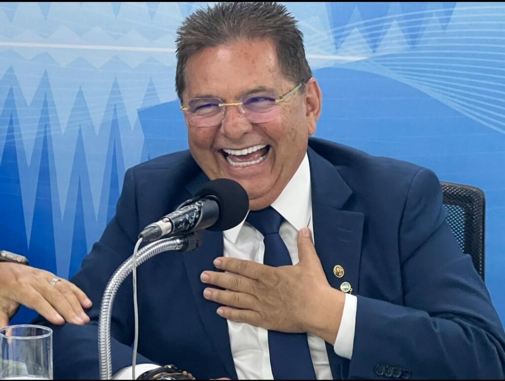 Adriano Galdino cresce quase de 60% em pesquisas e consolida nome na disputa pelo Governo do Estado