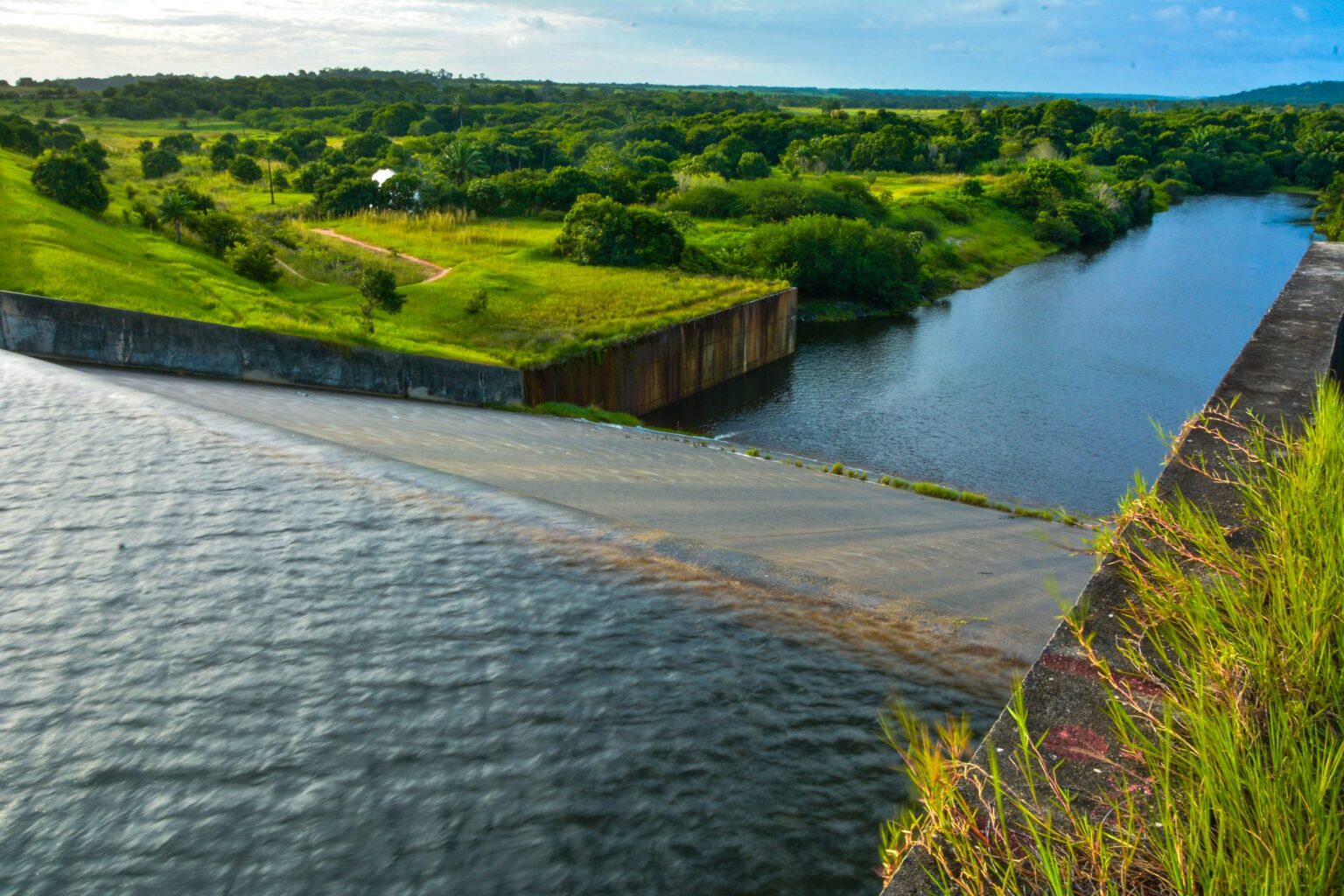 Açude que abastece Grande João Pessoa transborda após fortes chuvas