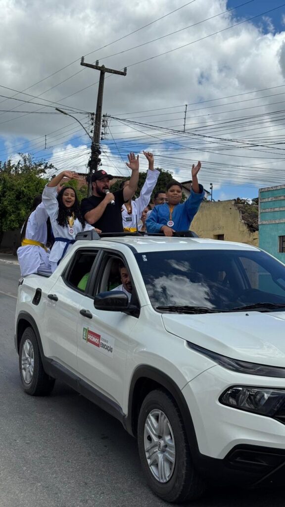 Campeões estaduais de Taekwondo e Judô são recebidos com carreata em Pocinhos