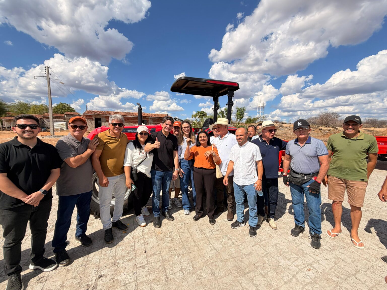 Em São José de Espinharas, Murilo Galdino entrega trator e anuncia destinação de recursos pra saúde