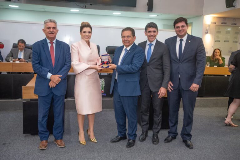 ALPB homenageia juíza Carmen Hellen Agra de Brito com Medalha Epitácio Pessoa