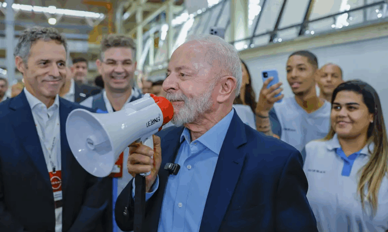 Lula assina decreto que muda regras do vale-alimentação e amplia direitos dos trabalhadores