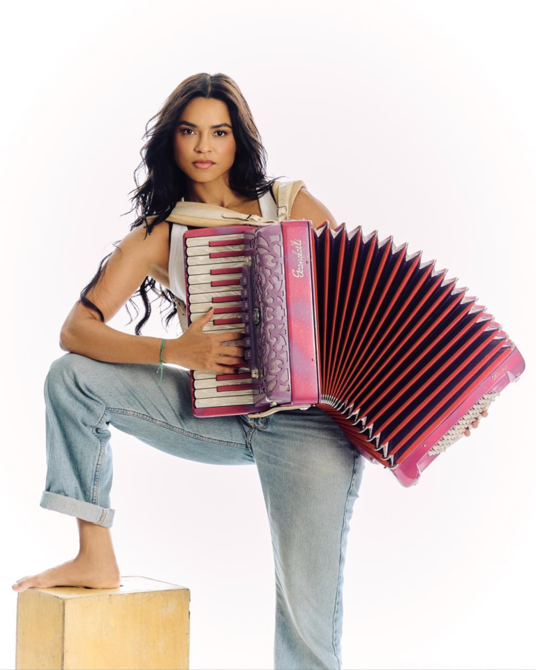 Lucy Alves recebe Elba, Dorgival e Xande de Pilares em gravação de DVD na Praia de Tambaú