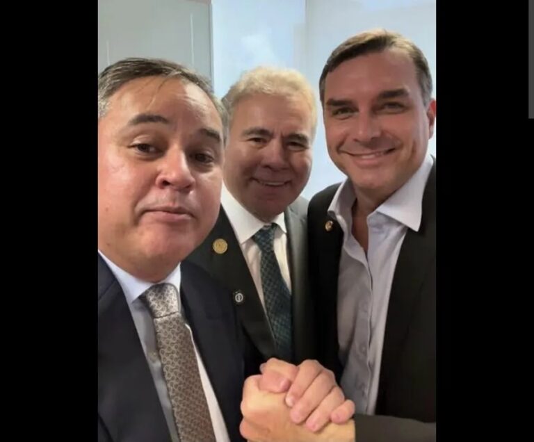 Flávio Bolsonaro participa de filiação de Efraim Filho ao PL em João Pessoa neste domingo