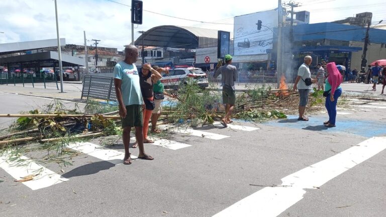 Protesto de ambulantes bloqueia Terminal da Lagoa, no Centro de João Pessoa