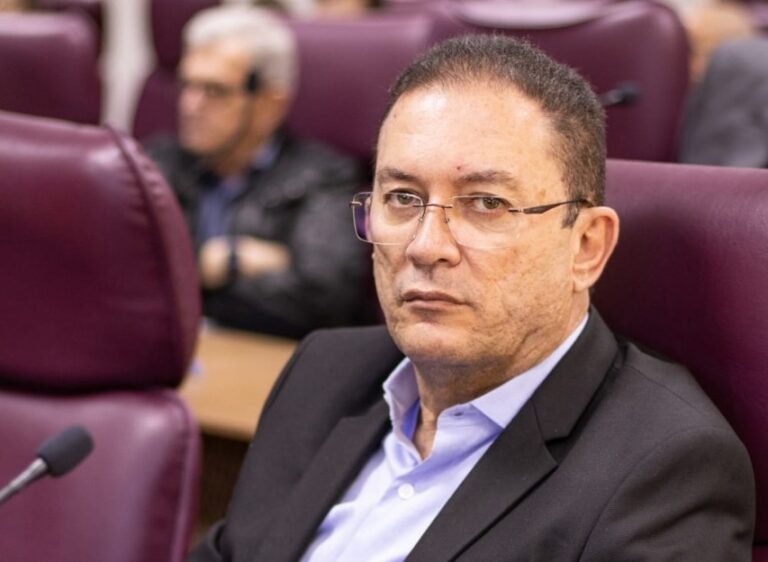 Leo Bezerra promove mudanças na gestão e nomeia ex-secretário da Saúde de Campina